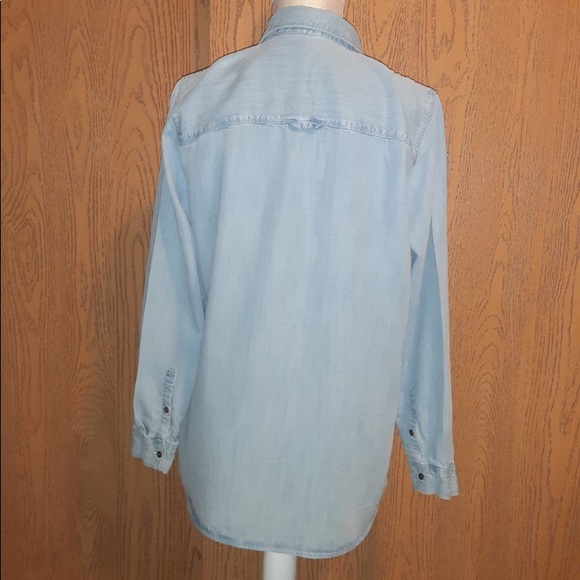 Eddie Bauer lightweight tranquil boyfriend style button down - Picture 3 of 11